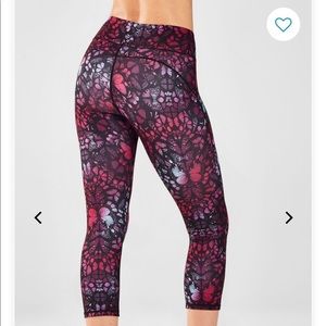 NWT Fabletics Salar Printed Powerform Crop 🦋
